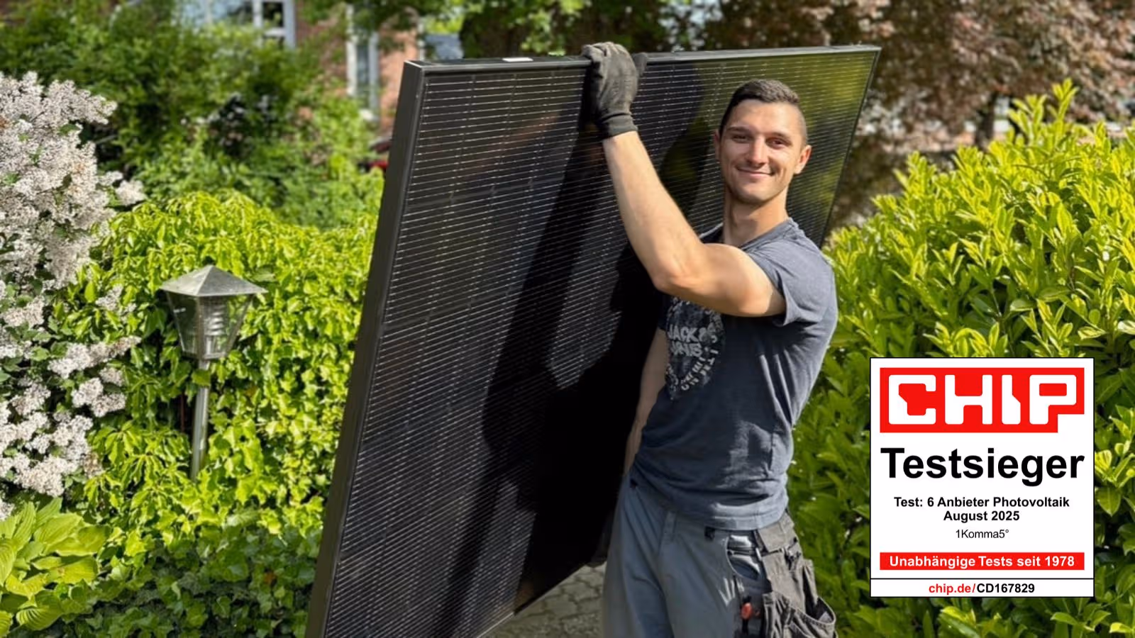 Handwerker mit Solarmodul